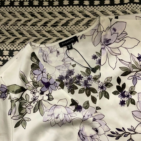 ✨2/20$✨NWOT DYNAMITE V-Neck Graphic Blouse - Picture 5 of 7